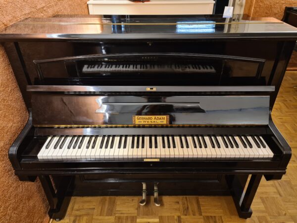 adam piano zwart